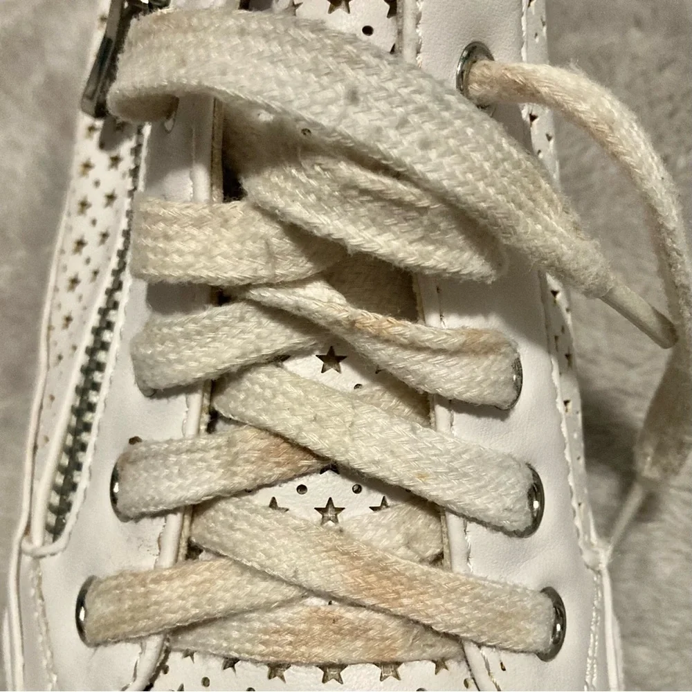 Guess Gianah White Star Perforated Lace Up Sneakers Chrome Zipper Size 7